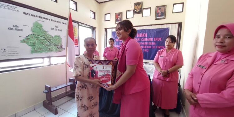 Ketua Bhayangkari Cabang Ende Berikan Tali Asih ke Warakawuri Lio Timur dan Wolowaru