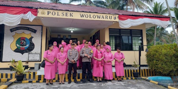 Kapolres Ende dan Ketua Bhayangkari Kunker di Dua Polsek Wilayah Polres Ende