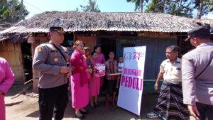 Peduli Anak Stunting, Kapolres Ende dan Ketua Bhayangkari Berikan Paket Sembako