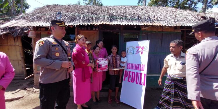 Peduli Anak Stunting, Kapolres Ende dan Ketua Bhayangkari Berikan Paket Sembako