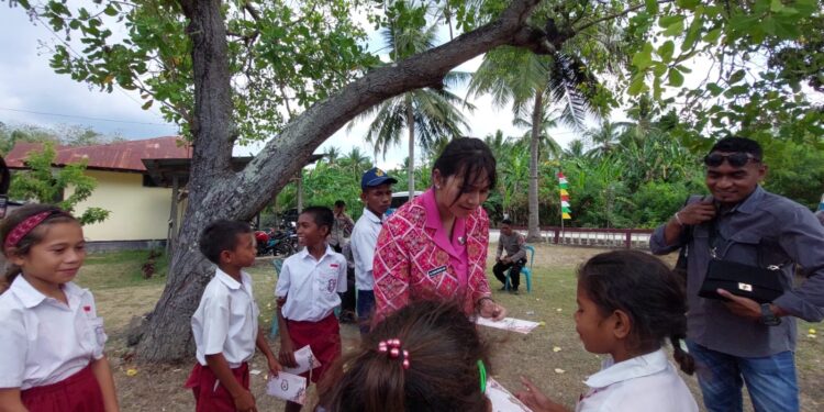 Ketua Bhayangkari Ende Santuni Anak Sekolah Yatim Piatu di Maukaro
