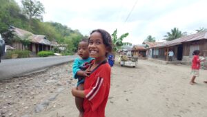 Senyum Anak Kampung Tendaleo Sambut Kapolres AKPB Joni Mahardika