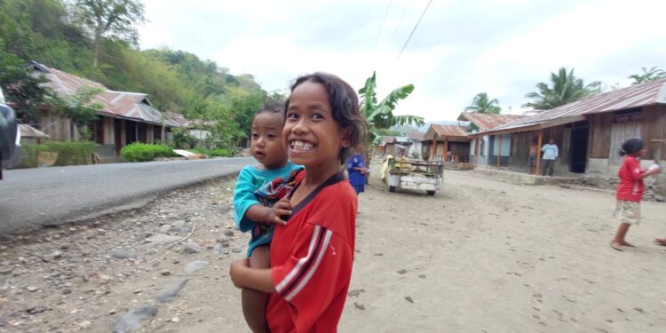 Senyum Anak Kampung Tendaleo Sambut Kapolres AKPB Joni Mahardika