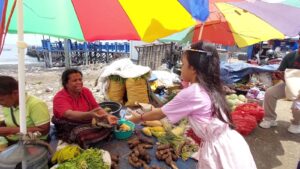 Salut, Qaleshya Anak Usia 6 Tahun Berbagi Kebahagian Ulang Tahun di Pasar dan Panti Asuhan Ende
