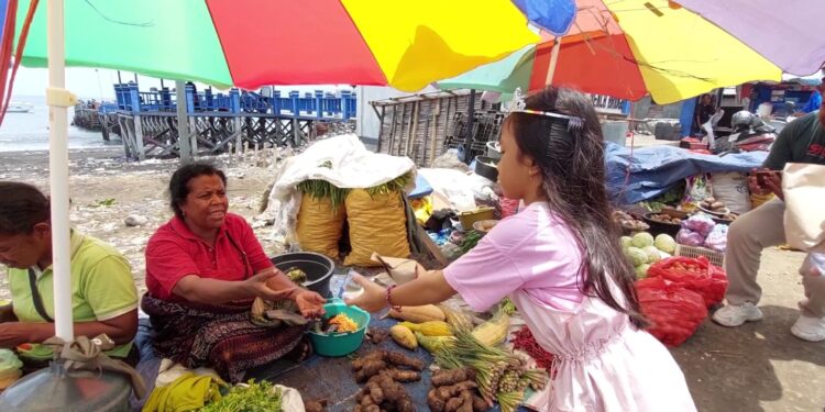 Salut, Qaleshya Anak Usia 6 Tahun Berbagi Kebahagian Ulang Tahun di Pasar dan Panti Asuhan Ende
