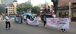 Puluhan Massa PPSJ Demo Desak Bareskrim Tutup AMP Serafon Milik PT. ALS
