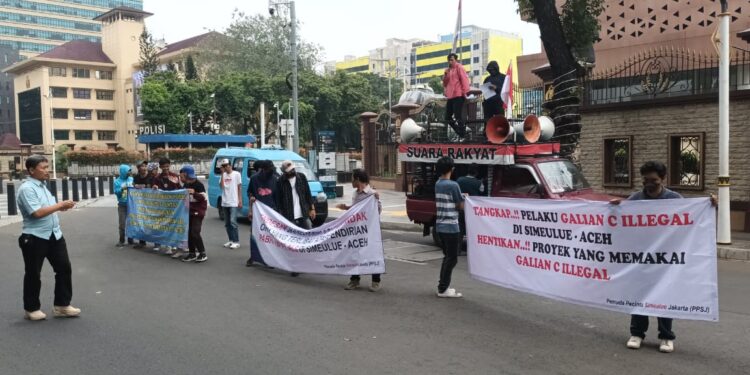 Puluhan Massa PPSJ Demo Desak Bareskrim Tutup AMP Serafon Milik PT. ALS