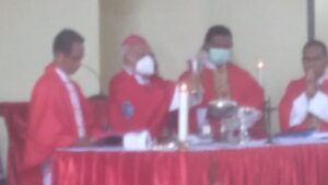 Uskup Larantuka Mgr Fransiskus Berkat Gereja Santu Petrus Puor