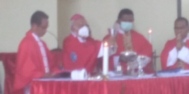 Uskup Larantuka Mgr Fransiskus Berkat Gereja Santu Petrus Puor