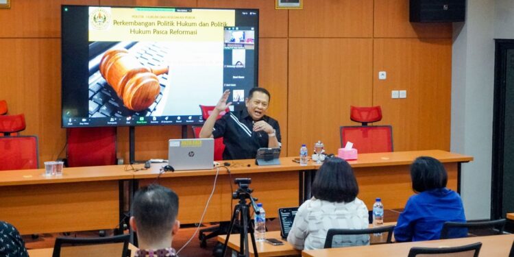 Beri Kuliah Program Doktor Ilmu Hukum, Bamsoet  :  Yurisprudensi Penting Dalam Sistem Hukum Indonesia