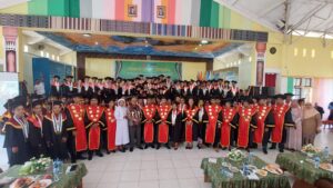 IKTL Larantuka Wisuda 104 Mahasiswa