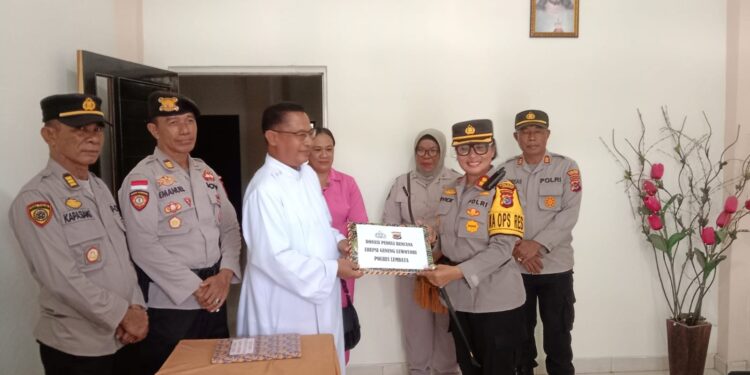 Kapolres Lembata Bantu Korban Erupsi Gunung Lewotobi