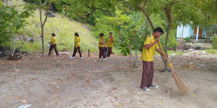 Peduli Pantai, Pramuka Gudep SMK Negeri Ile Boleng Bersihkan Pantai Ina Burak