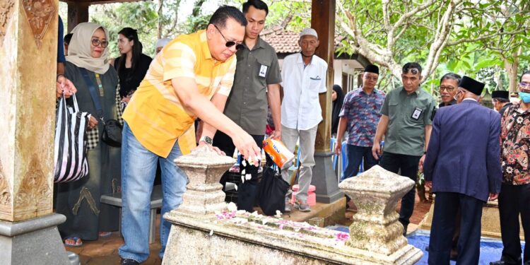 Ketua MPR RI Bamsoet Ziarah ke Makam Orangtua di Salatiga Jelang Pencoblosan Pemilu 2024