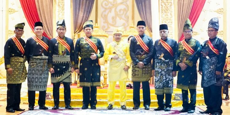 Ketua MPR RI Bamsoet dan Putra Sulung Megawati Soekarno Putri, Mohammad Rizki Pratama (Tatam) Mendapat Gelar Dato’ Sri Utama dari Sultan Kotapinang XIV