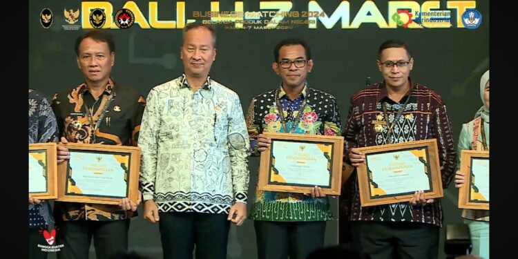 Bupati Lembata Terima Penghargaan Penggunaan Produk Dalam Negeri