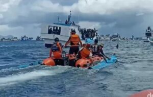 Kapal Peziarah Semana Santa Terbalik di Larantuka
