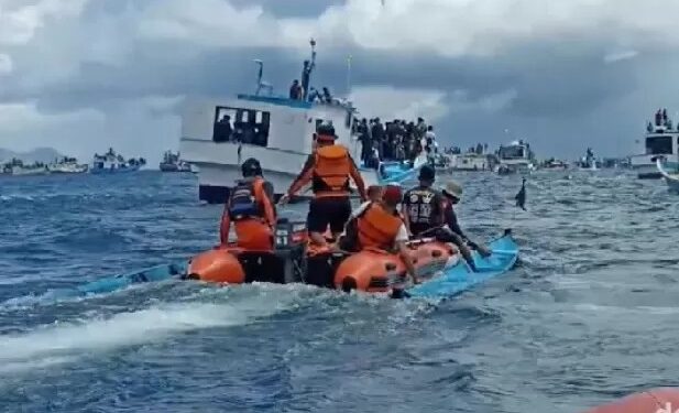 Kapal Peziarah Semana Santa Terbalik di Larantuka