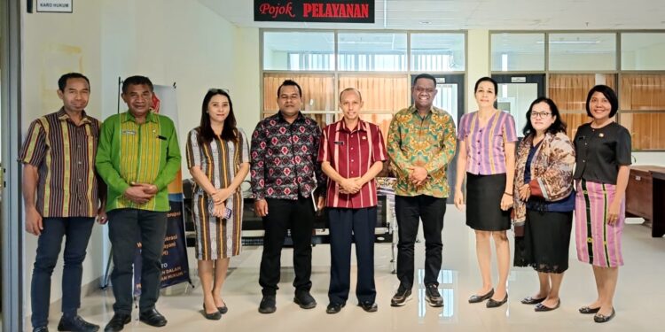 Komisioner Komisi Informasi NTT Sambangi Biro Hukum NTT