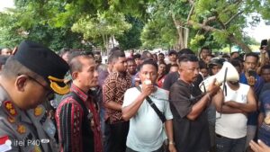 Retribusi Kendaraan Bermotor Naik, Ratusan Pedagang dan Ojek Geram, Berjualan di Jalan Raya