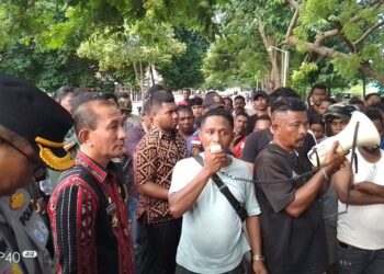 Retribusi Kendaraan Bermotor Naik, Ratusan Pedagang dan Ojek Geram, Berjualan di Jalan Raya