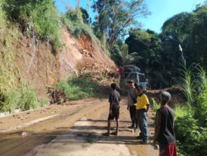 Dinas PU Lembata Sukses Gusur Longsor di Bakat Labi