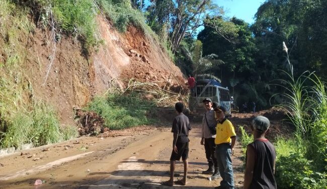 Dinas PU Lembata Sukses Gusur Longsor di Bakat Labi