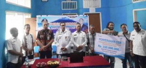 Kacab Bank NTT Cabang Lewoleba Serahkan 150 Juta Untuk Kelompok Ikan Air Tawar