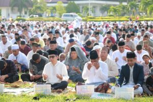 Gubernur NTT, Ayodhia Sholat Idul Fitri di Alun-alun Rujab Gubernur NTT