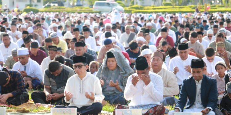Gubernur NTT, Ayodhia Sholat Idul Fitri di Alun-alun Rujab Gubernur NTT
