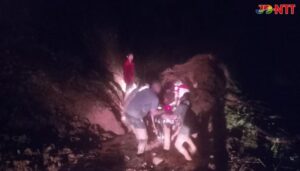 Tanah Longsor Tutup Jalan di Bakat Labi, Dinas PU Lembata Segera Tangani