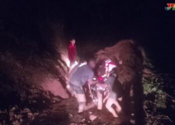 Tanah Longsor Tutup Jalan di Bakat Labi, Dinas PU Lembata Segera Tangani