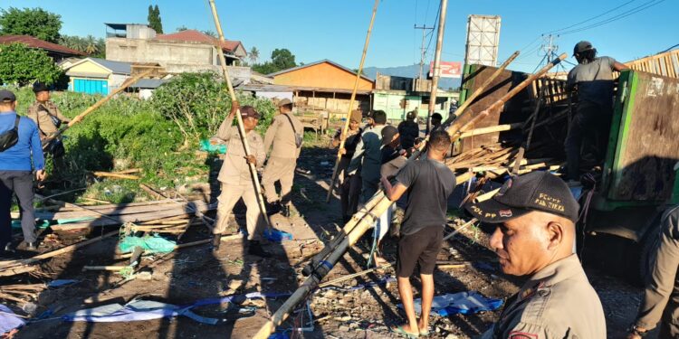 Pemkab Sikka Tertibkan Pedagang Berjualan Sepanjang Jalan Geliting