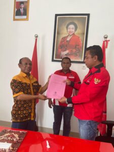 Mantan Ketua PMKRI dan GMNI Dampingi Yustinus Sani Daftar Calon Wakil Bupati Ende di PDIP