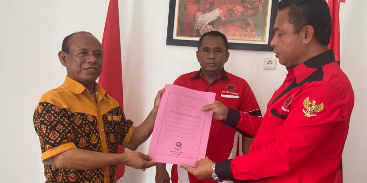 Mantan Ketua PMKRI dan GMNI Dampingi Yustinus Sani Daftar Calon Wakil Bupati Ende di PDIP