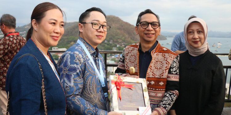 Gubernur  NTT Ayodhia Jamu Makan Malam 23 Dubes di Labuan Bajo