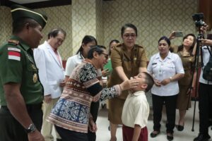 Gubernur NTT Ayodhia Kalake Launching PIN Polio