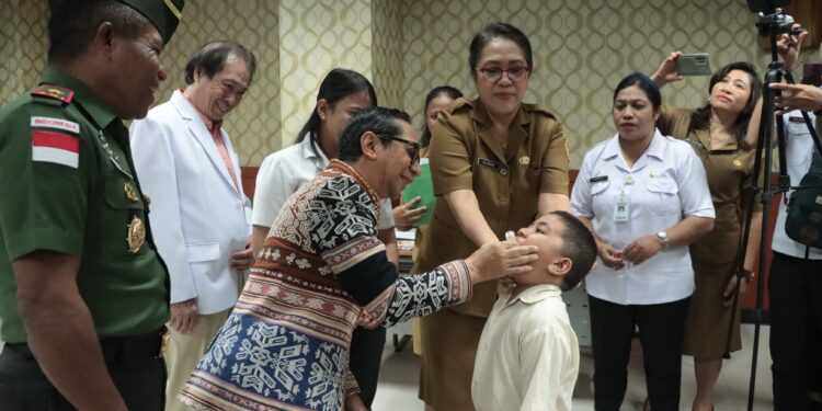 Gubernur NTT Ayodhia Kalake Launching PIN Polio