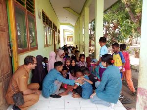 Mahasiswa Kimia FST UNWIRA Terlibat Percepat Calistung Murid SDN Waijarang (Peluang Artikel Ilmiah PTK dan PTS)