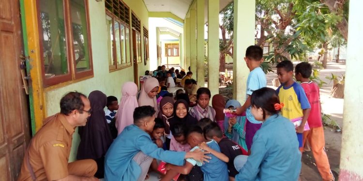 Mahasiswa Kimia FST UNWIRA Terlibat Percepat Calistung Murid SDN Waijarang (Peluang Artikel Ilmiah PTK dan PTS)
