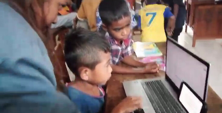 Mahasiswa Kimia FST UNWIRA Latih Komputer Dasar di SDN Waijarang