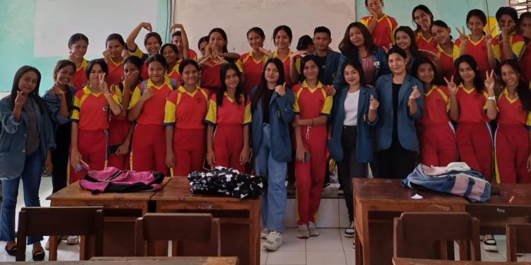 Vidi Seran, Mahasiswi Kimia FST Unwira Kejutkan Siswa SMANSA dan SMANDU Nubatukan