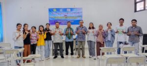 Mahasiswa Perikanan Kota Kupang Belajar Teknik Pembuatan Perahu Jukung dari Fiberglass