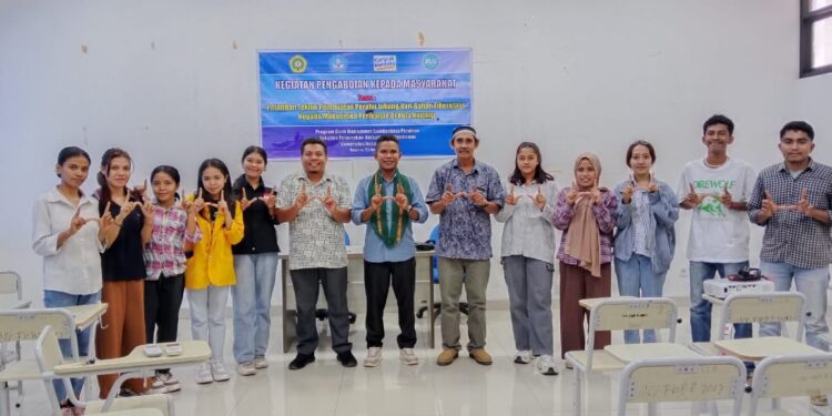 Mahasiswa Perikanan Kota Kupang Belajar Teknik Pembuatan Perahu Jukung dari Fiberglass