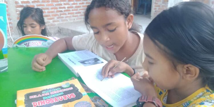 Gelorakan Semangat Juang Pelajar, TBM Moting Maung Lembata Lakukan Ini