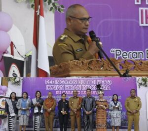 Bupati Lembata Paskalis Ingatkan Bidan Hati-hati Gunakan Medsos