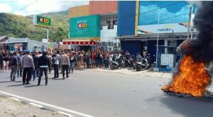 Ratusan Warga Aksi Bakar Ban Minta Kapolda Copot Kapolres Flotim