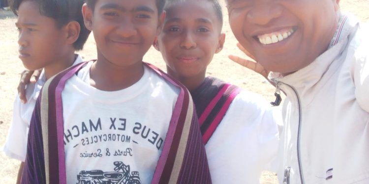 Fahmi, Si Jembatan Itu