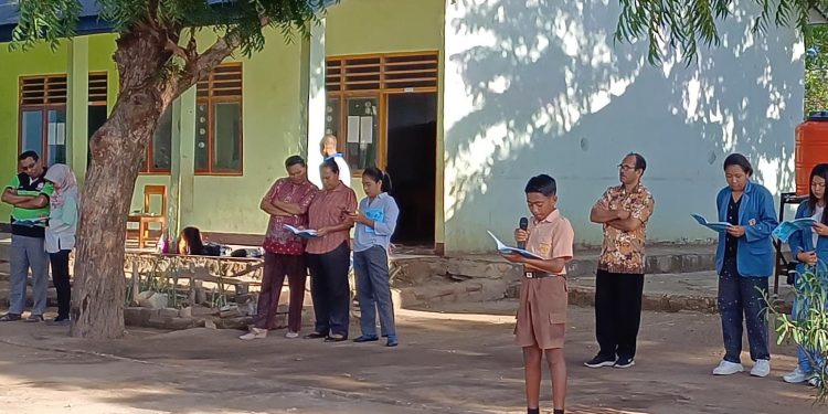 Mahasiswa Kimia FST UNWIRA  Asah Nalar dan Public Speaking Materi IPA pada Murid SDN Waijarang