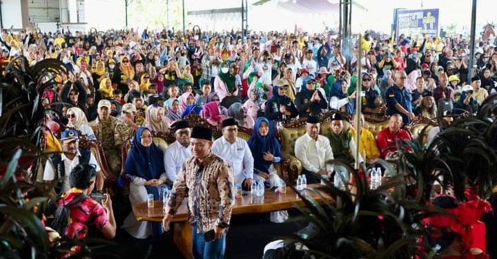 Ribuan Massa Pendukung Kawal KB-Kinsu Mendaftar di KPU Kutai Timr